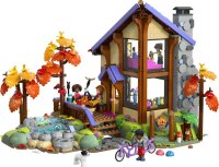 Gemütliche Hütte im Herbstwald